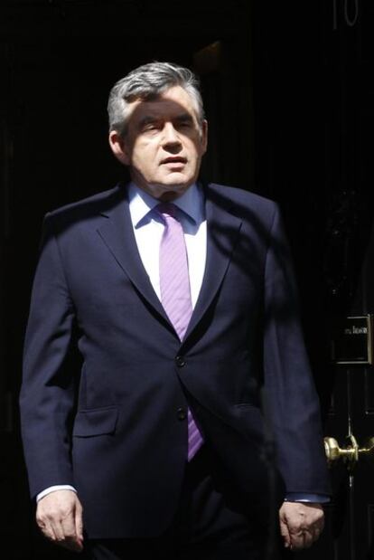 Gordon Brown sale de Downing Street para dirigirse a la prensa.