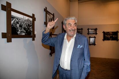 El fotógrafo César Lucas ante una de las imágenes de su  exposición en el Hay Festival Segovia 2020.