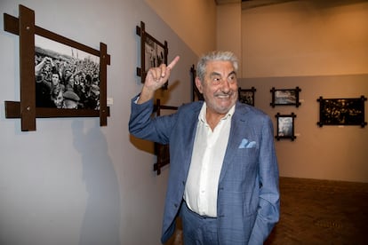 El fotógrafo César Lucas ante una de las imágenes de su  exposición en el Hay Festival Segovia 2020.