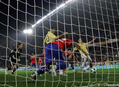 Capdevila (a la derecha) impulsa el balón a la red y da el triunfo a la selección española.