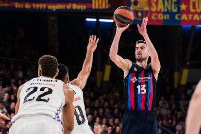 Satoransky tira a canasta ante Hanga en el duelo ante el Madrid.