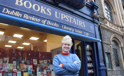 Mary McAuley posa frente a la librería Books Upstairs, en el centro de Dublín.