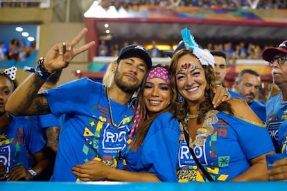 Neymar junto a la cantante brasileña Anitta y otra amiga, en los carnavales de Río de Janeiro, en Brasil, el pasado luens.