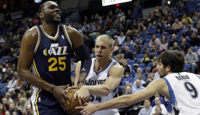 Al Jefferson, de Utah, intenta mantener el balón ante Stiemsma y Rubio.