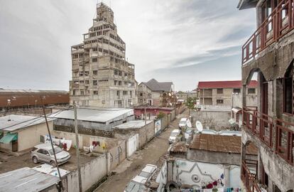 La Torre, en la calle número 7 del barrio industrial, en Limete, Kinshasa. 2013.
