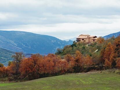 La Granja Santa Gadea vive inmersa en el bosque repoblado que le sirve para consumir menos CO2 del que emite a la atmósfera.