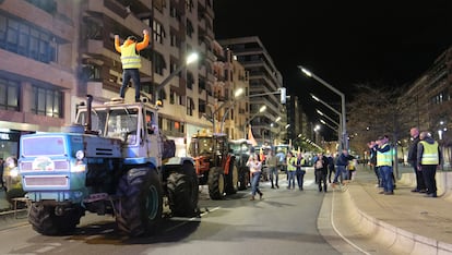 Los agricultores riojanos vuelven a colapsar Logroño aparcando en la Gran Vía de la ciudad este domingo.