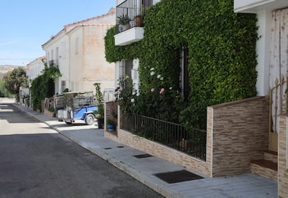 Exterior de la vivienda ubicada en la calle Obispo Hurtado de Arenas del Rey (Granada), en la que un hombre hirió a su hermana y asesinó a su cuñado, antes de suicidarse.