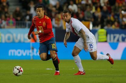 El centrocampista español Thiago Alcantara se lleva un balón ante el costarricense Francisco Calvo.