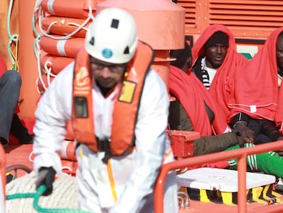 La 'Salvamar Arcturus' desembarcó este jueves a siete migrantes en Algeciras.