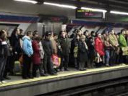 Aspecto que ofrecia el andén en la madrileña estación de Sol en una jornada en la que los trabajadores de Metro de Madrid estaban convocados a huelga. EFE/Archivo