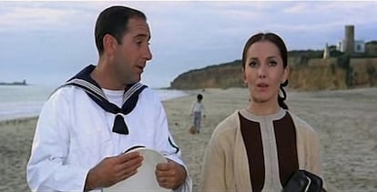 Con su traje de marinerito, Alfredo Landa intenta seducir a Enriqueta Carballeira. ¿Similitudes con Dani Rovira y Clara Lago?