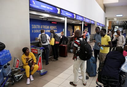 Pasajeros esperan para embarcar en el aeropuerto internacional O.R. Tambo de Sudáfrica