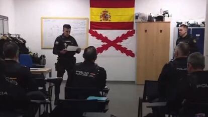 Captura del vídeo de RTVE en el que se observa la bandera de la Cruz de Borgoña en una de las salas de la Comisaría de Las Palmas.