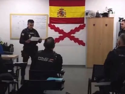 Captura del vídeo de RTVE en el que se observa la bandera de la Cruz de Borgoña en una de las salas de la Comisaría de Las Palmas.