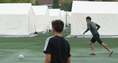 Migrantes juegan al fútbol en un refugio de emergencia en Berlín