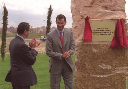 El príncipe Felipe junto a Alberto Ruiz-Gallardón, presidente de la CAM, en el acto oficial de inauguración de la autovía M-45, durante el que descubrió una placa en Leganés (Madrid), uno de los municipios beneficiados por la nueva vía