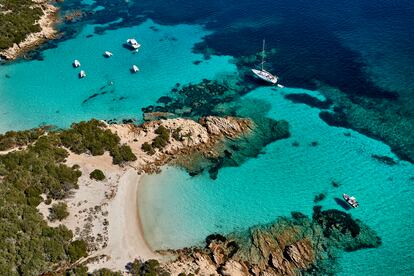 Vista aérea de la playa de Cala Granara, en la costa de Cerdeña.  