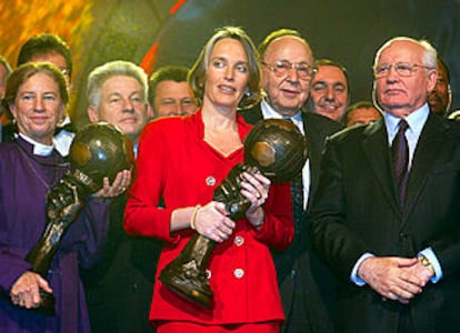 Nuria Iturriagagoitia, en el centro, presidenta del grupo navarro EHN, sostiene el Premio Internacional Energy Globe 2002.