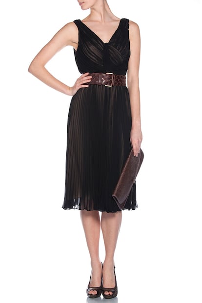 El clásico vestido plisado con escote en V que se ajusta a la cintura y que favorece a las que tienen las caderas anchas y poco pecho. También lo hay en marrón. Cuesta 295 euros.