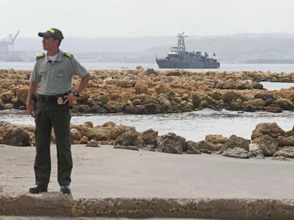 Un policía vigila la playa frente al Hotel Hilton en Cartagena de Indias (Colombia), donde se hospedará Obama.