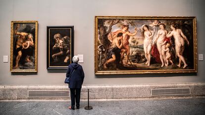 Una visitante lee el cartel de 'Cronos devorando a sus hijos' de Francisco de Goya, junto a 'El juicio de Paris', de Rubens, en el Museo del Prado, que revisó varias de sus cartelas a principios de 2024.