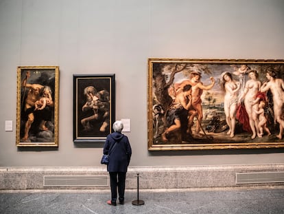 Una visitante lee el cartel de 'Cronos devorando a sus hijos' de Francisco de Goya, junto a 'El juicio de Paris', de Rubens, en el Museo del Prado, que revisó varias de sus cartelas a principios de 2024.