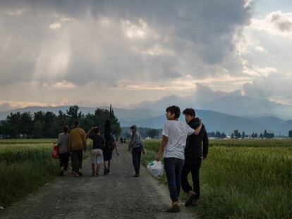 Varios refugiados abandonan Idomeni antes del desalojo.