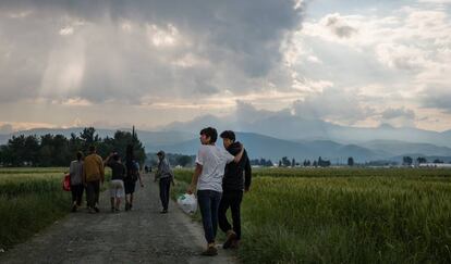 Varios refugiados abandonan Idomeni antes del desalojo.