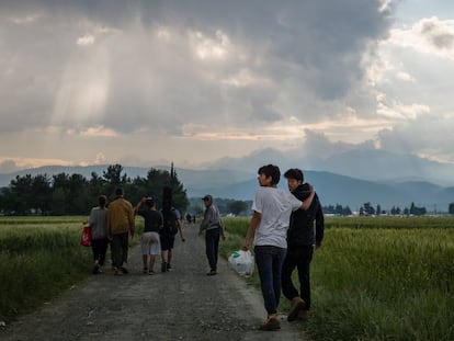 Varios refugiados abandonan Idomeni antes del desalojo.