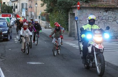 Un grupo de niños va al colegio Los Ángeles de Torrelodones en bicicleta.