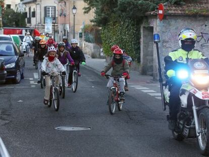 Un grupo de ni&ntilde;os va al colegio Los &Aacute;ngeles de Torrelodones en bicicleta. 