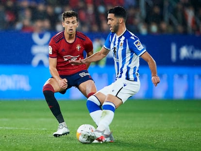 Mikel Merino, ante Lucas Torró en el Osasuna-Real Sociedad de este domingo.