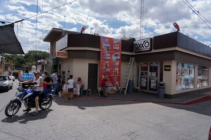 Un Oxxo en el lugar donde estaba la sucursal en Tetecala de Banamex, cerrada hace tres años.