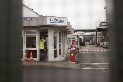 Exterior de la f&aacute;brica Lubrizol, de donde procede la nube t&oacute;xica.