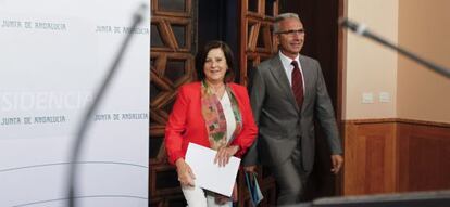 La consejera de Igualdad, Salud y Políticas Sociales, María José Sánchez Rubio, y el portavoz del Ejecutivo andaluz, Miguel Ángel Vazquez, tras el Consejo de Gobierno de este martes.