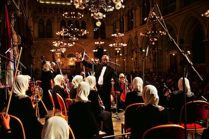 El Director sudanés Ali Osman dirigiendo, en septiembre pasado, en Viena, a las Integrantes de la orquesta de la Luz y La Esperanza.
