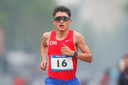 Hugo Catrileo compite en la maratón durante los Juegos Panamericanos en Santiago.