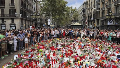 Homenatge a les víctimes dels atemptats de l'agost a la Rambla.