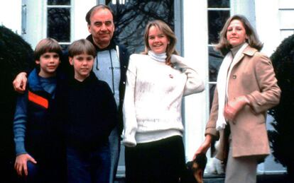 NEW YORK, NY – 1989: Rupert Murdoch y su ex mujer Anna con sus hijos Lachlan Murdoch ,James Murdoch y Elisabeth Murdoch.