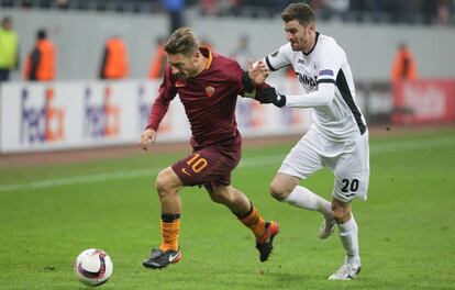 Francesco Totti conduce la pelota durante el último partido europeo de la Roma ante el Astra rumano.