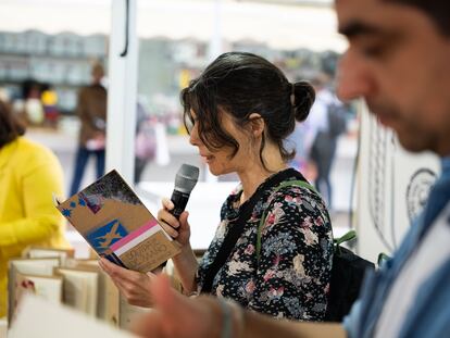 La escritora Nieves Pulido lee su poema ‘La primavera según Tirsa’. Durante un mes y medio, 12 jóvenes migrantes y 12 poetas reconocidos en la escena nacional trabajaron en equipo para escribir los textos que conforman el libro.