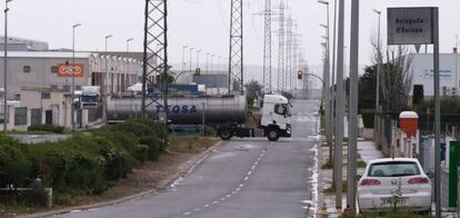 Un camionero circula con su camión por el Polígono Industrial de Constantí en Tarragona, Cataluña.