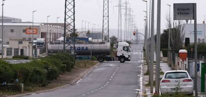 Un camionero circula con su camión por el Polígono Industrial de Constantí  en Tarragona, Cataluña.