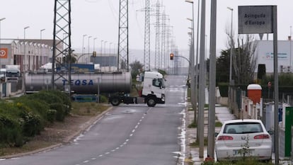 Un camionero circula con su camión por el Polígono Industrial de Constantí  en Tarragona, Cataluña.