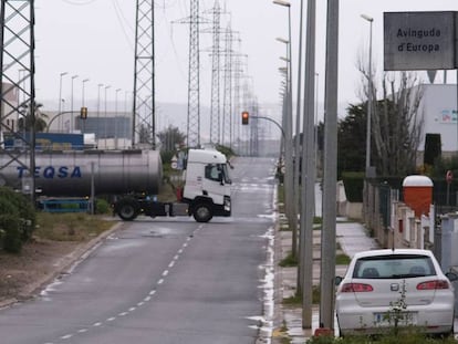 Un camionero circula con su camión por el Polígono Industrial de Constantí  en Tarragona, Cataluña.