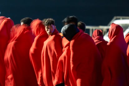 Llegada al puerto de Arrecife de los 62 hombres adultos localizados a bordo de una lancha al este de Lanzarote, la semana pasada.