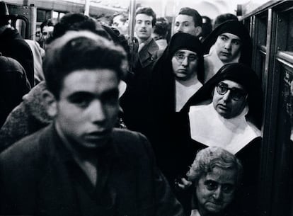 'Metro' (1959), una de la fotografías de Leopoldo Pomés, incluidas en el libro "Barcelona 1957".