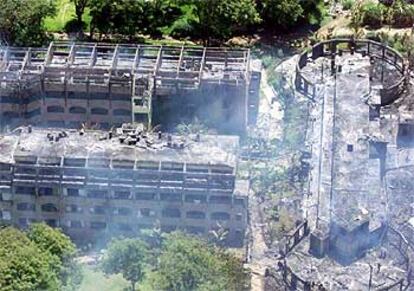 Vista aérea del hotel Paradise en Kikambala (Kenia) tras la explosión que lo devastó en noviembre de 2002.