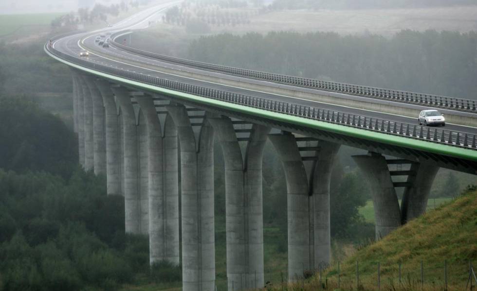 Un viaducto en una de las autopistas de Abertis en Francia.